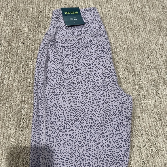 Workout set- top with built in bra and leggings. Size small, never worn - Picture 2 of 4